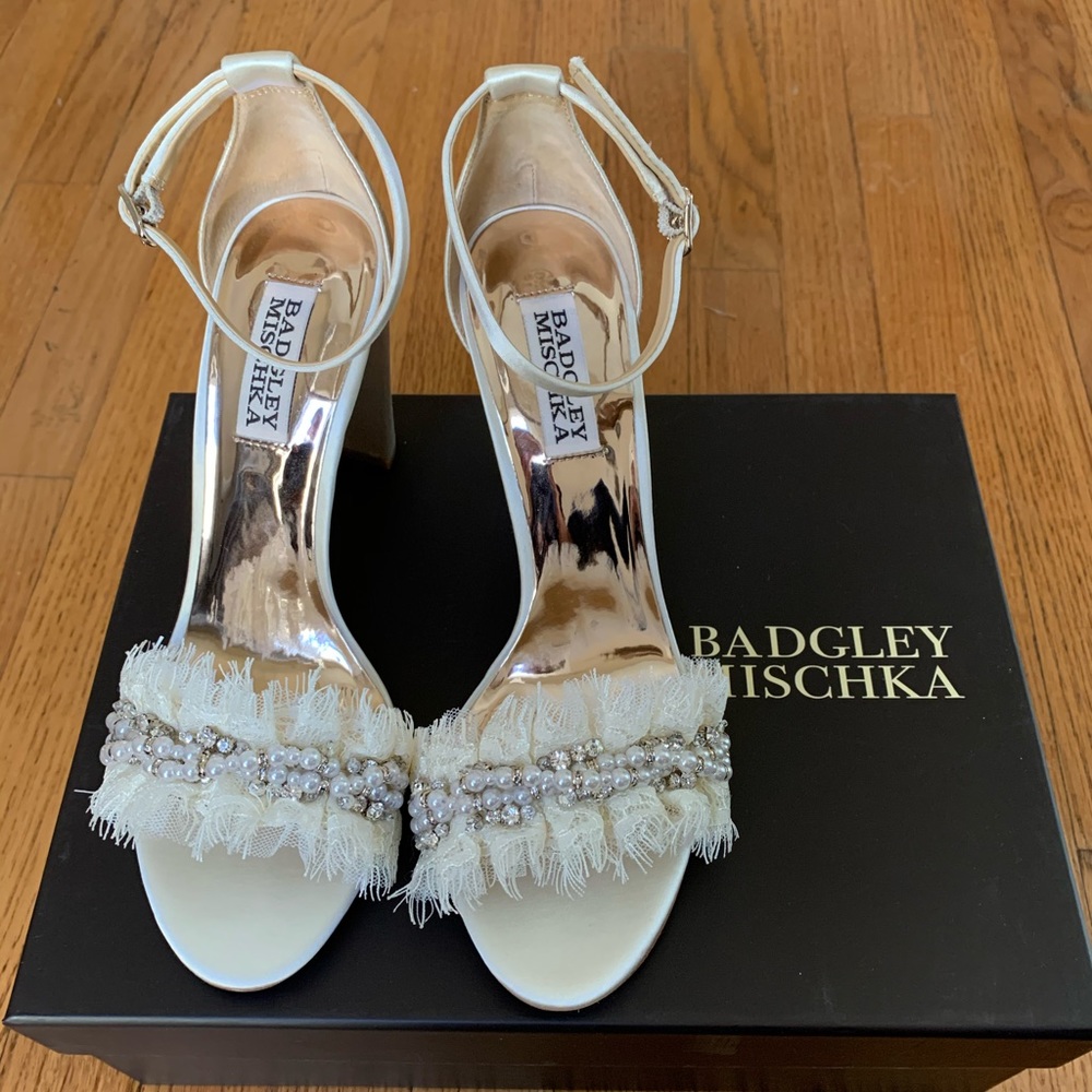 Fleur Ivory Satin Badgley Mischka heels.Never worn